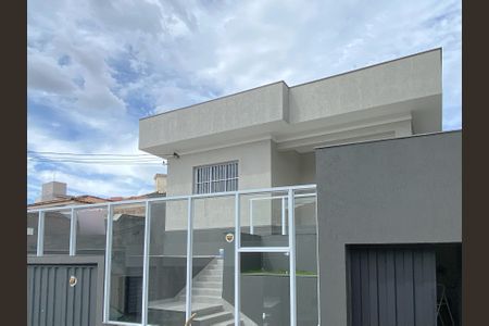 Casa à venda com 450m², 5 quartos e 2 vagasFachada