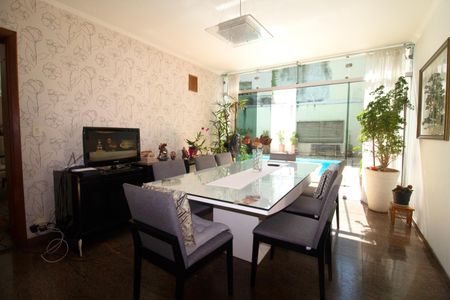 Casa à venda com 233m², 6 quartos e 6 vagas Casa à venda com 233m², 6 quartos e 6 vagasCopa