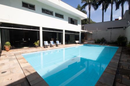 Casa à venda com 233m², 6 quartos e 6 vagas Casa à venda com 233m², 6 quartos e 6 vagasQuintal