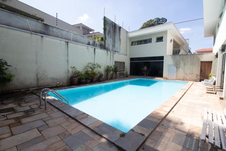 Casa à venda com 233m², 6 quartos e 6 vagas Casa à venda com 233m², 6 quartos e 6 vagasQuintal