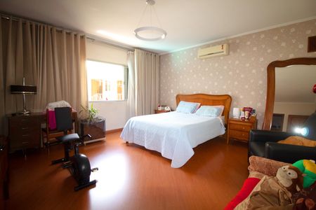 Casa à venda com 233m², 6 quartos e 6 vagas Casa à venda com 233m², 6 quartos e 6 vagasSuíte 3