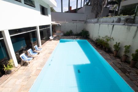 Casa à venda com 233m², 6 quartos e 6 vagas Casa à venda com 233m², 6 quartos e 6 vagasQuintal