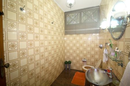 Casa à venda com 233m², 6 quartos e 6 vagas Casa à venda com 233m², 6 quartos e 6 vagasLavabo