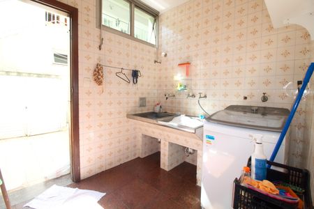 Casa à venda com 233m², 6 quartos e 6 vagas Casa à venda com 233m², 6 quartos e 6 vagasÁrea de Serviço