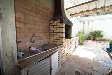 Casa à venda com 233m², 6 quartos e 6 vagas Casa à venda com 233m², 6 quartos e 6 vagasQuintal