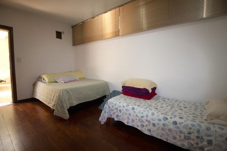 Casa à venda com 233m², 6 quartos e 6 vagas Casa à venda com 233m², 6 quartos e 6 vagasQuarto 6