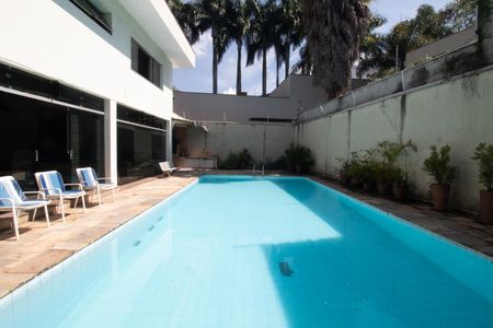 Casa à venda com 233m², 6 quartos e 6 vagas Casa à venda com 233m², 6 quartos e 6 vagasQuintal