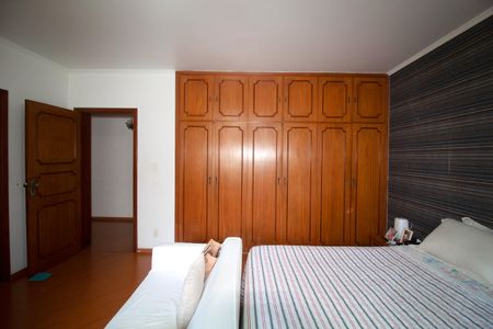 Casa à venda com 233m², 6 quartos e 6 vagas Casa à venda com 233m², 6 quartos e 6 vagasSuíte 2