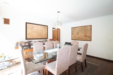 Casa à venda com 233m², 6 quartos e 6 vagas Casa à venda com 233m², 6 quartos e 6 vagasSala