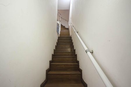 Casa à venda com 140m², 3 quartos e 2 vagas Casa à venda com 140m², 3 quartos e 2 vagasEscada