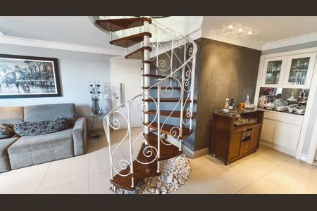 Apartamento à venda com 187m², 4 quartos e 3 vagas Apartamento à venda com 187m², 4 quartos e 3 vagasEscada