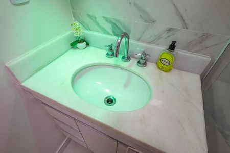 Casa à venda com 284m², 4 quartos e 4 vagas Casa à venda com 284m², 4 quartos e 4 vagasCasa 1 - Banheiro