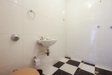 Casa para alugar com 105m², 2 quartos e 1 vaga Casa para alugar com 105m², 2 quartos e 1 vagaBanheiro Social
