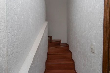 Casa à venda com 150m², 3 quartos e 2 vagas Casa à venda com 150m², 3 quartos e 2 vagasEscada