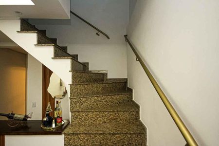 Casa à venda com 220m², 3 quartos e 2 vagas Casa à venda com 220m², 3 quartos e 2 vagasescada