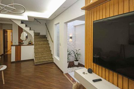 Casa à venda com 220m², 3 quartos e 2 vagas Casa à venda com 220m², 3 quartos e 2 vagasSala