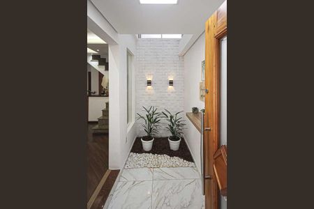 Casa à venda com 220m², 3 quartos e 2 vagas Casa à venda com 220m², 3 quartos e 2 vagasHall de entarda