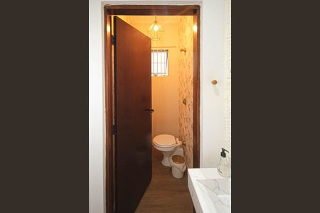 Casa à venda com 220m², 3 quartos e 2 vagas Casa à venda com 220m², 3 quartos e 2 vagasLavabo