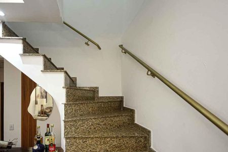 Casa à venda com 220m², 3 quartos e 2 vagas Casa à venda com 220m², 3 quartos e 2 vagasEscada