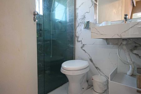 Casa à venda com 220m², 3 quartos e 2 vagas Casa à venda com 220m², 3 quartos e 2 vagasBanheiro da Suite