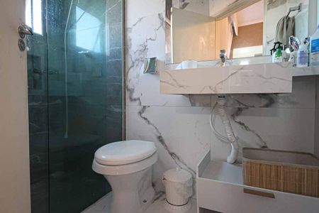 Casa à venda com 220m², 3 quartos e 2 vagas Casa à venda com 220m², 3 quartos e 2 vagasBanheiro da Suite