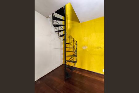 Casa à venda com 253m², 4 quartos e 1 vagaEscada