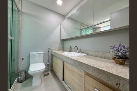 Casa de condomínio à venda com 320m², 4 quartos e 3 vagasBanheiro da Suíte Master