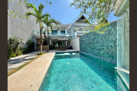 Casa de condomínio à venda com 320m², 4 quartos e 3 vagasÁrea externa