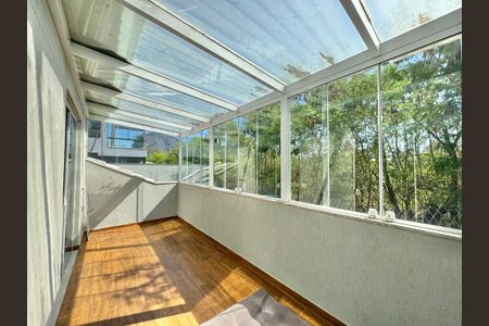 Casa de condomínio à venda com 320m², 4 quartos e 3 vagasSuíte 3 - Varanda