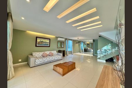 Casa de condomínio à venda com 320m², 4 quartos e 3 vagasSala