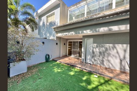 Casa de condomínio à venda com 320m², 4 quartos e 3 vagasÁrea externa