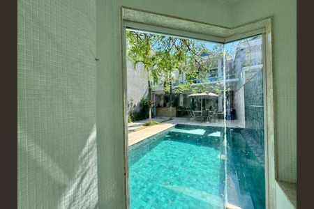 Casa de condomínio à venda com 320m², 4 quartos e 3 vagasÁrea externa