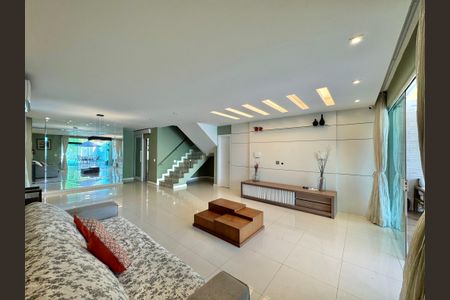 Casa de condomínio à venda com 320m², 4 quartos e 3 vagasSala