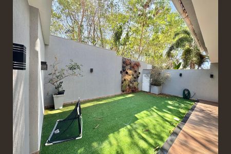 Casa de condomínio à venda com 320m², 4 quartos e 3 vagasÁrea externa