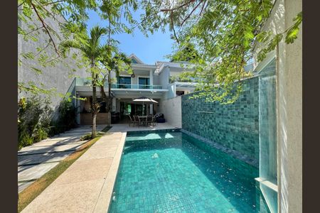 Casa de condomínio à venda com 320m², 4 quartos e 3 vagasÁrea externa