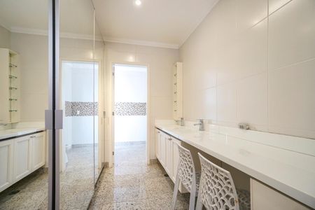 Apartamento para alugar com 285m², 4 quartos e 5 vagas Apartamento para alugar com 285m², 4 quartos e 5 vagasBanheiro da suíte 03
