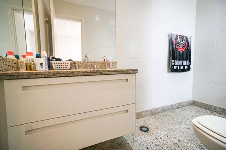 Apartamento para alugar com 285m², 4 quartos e 5 vagas Apartamento para alugar com 285m², 4 quartos e 5 vagasBanheiro da suíte 02