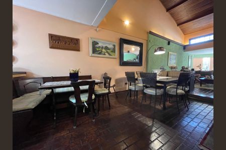 Casa à venda com 230m², 5 quartos e 3 vagasSala