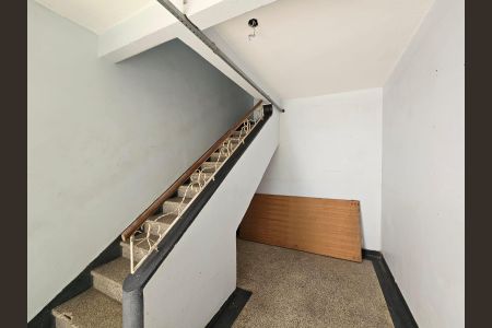 Casa à venda com 450m², 6 quartos e 1 vaga Casa à venda com 450m², 6 quartos e 1 vagaEscada