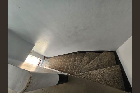 Casa à venda com 450m², 6 quartos e 1 vaga Casa à venda com 450m², 6 quartos e 1 vagaEscada