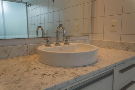 Apartamento à venda com 240m², 4 quartos e 3 vagasBanheiro da Suíte 2