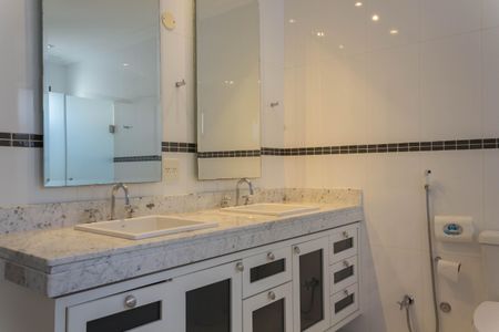 Apartamento à venda com 240m², 4 quartos e 3 vagasBanheiro da Suíte 1