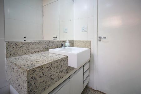 Apartamento à venda com 130m², 4 quartos e 2 vagasBanheiro social 