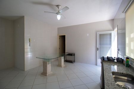 Apartamento para alugar com 300m², 3 quartos e 2 vagas Apartamento para alugar com 300m², 3 quartos e 2 vagasCozinha