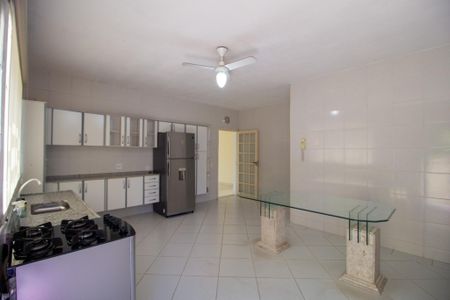 Apartamento para alugar com 300m², 3 quartos e 2 vagas Apartamento para alugar com 300m², 3 quartos e 2 vagasCozinha
