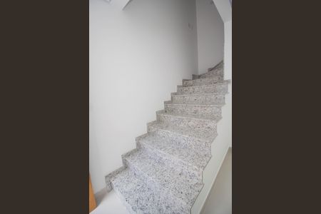 Casa à venda com 85m², 2 quartos e 2 vagasEscada