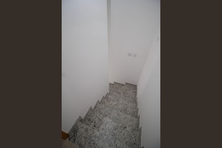 Casa à venda com 85m², 2 quartos e 2 vagasEscada