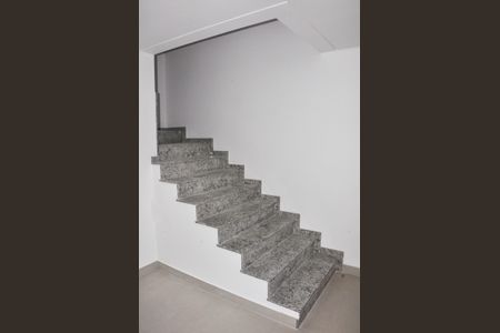 Casa à venda com 85m², 2 quartos e 2 vagasDetalhe - Escada Quartos