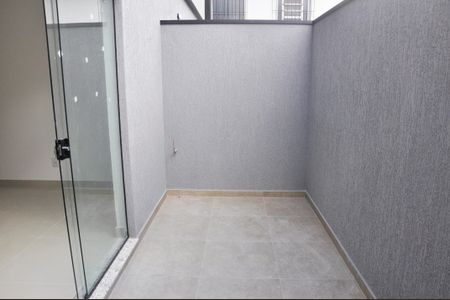 Casa à venda com 85m², 2 quartos e 2 vagasDetalhe - Quintal e Área de Serviço