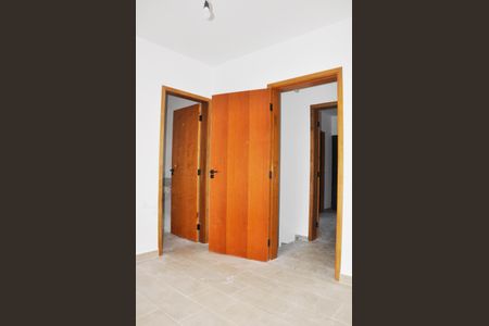 Casa à venda com 85m², 2 quartos e 2 vagasDetalhe - Quarto 02 com Suíte